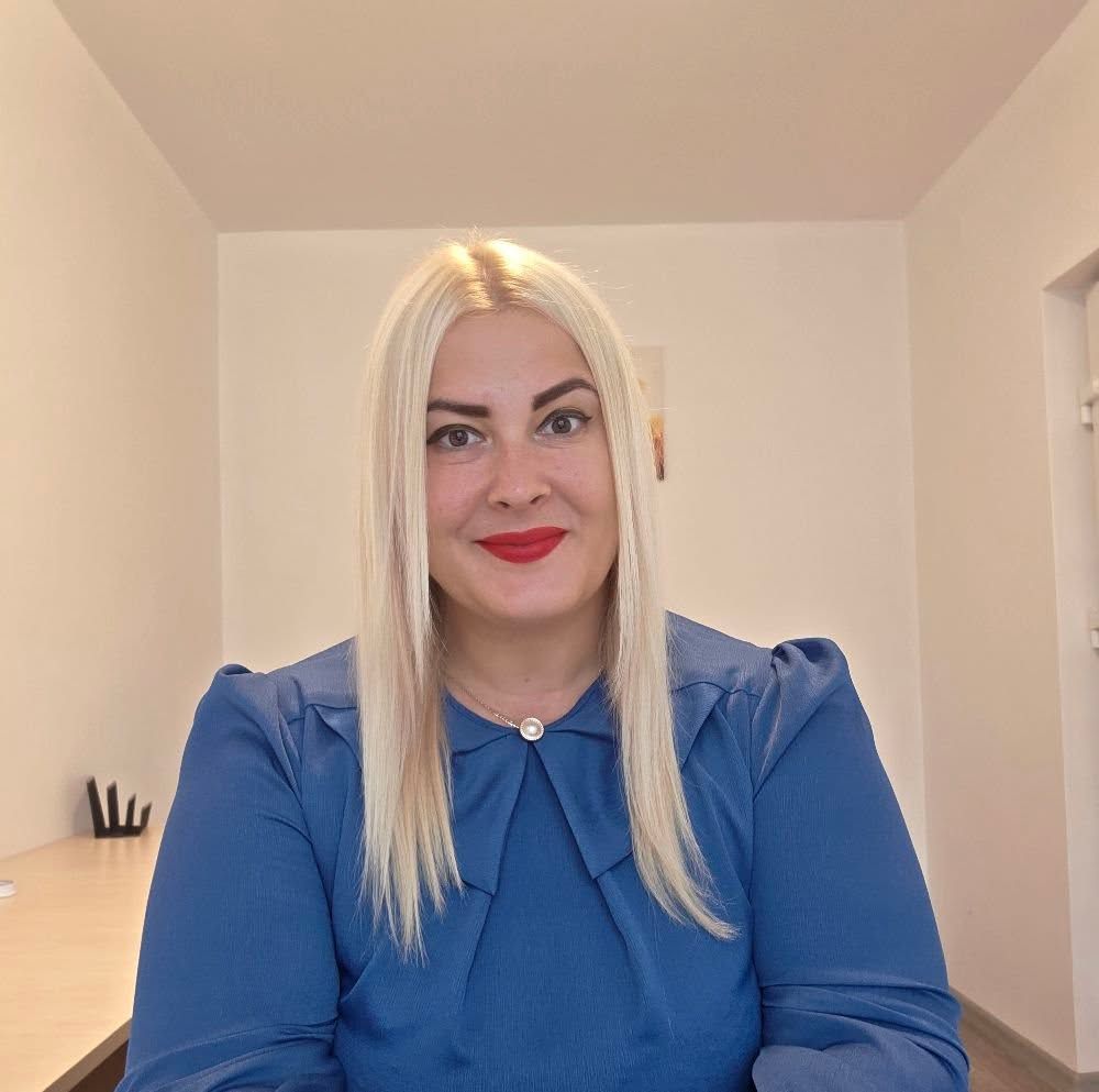 Psiholog Adriana Cherti, zâmbind, în cabinetul din Lupeni