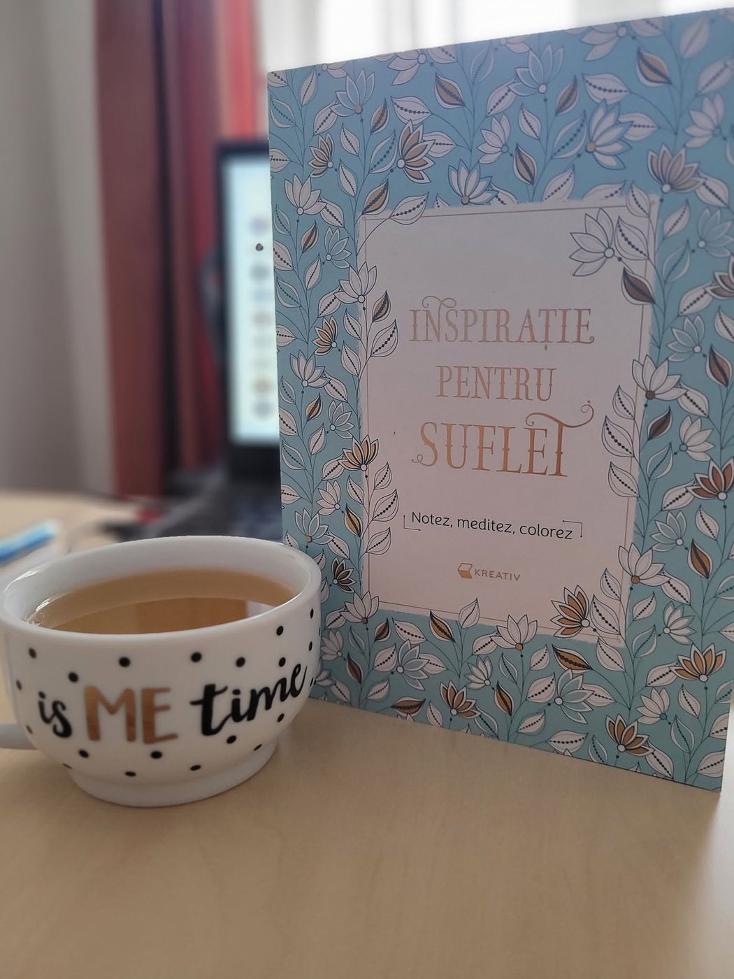 Ceașcă de ceai și cartea Inspirație pentru suflet