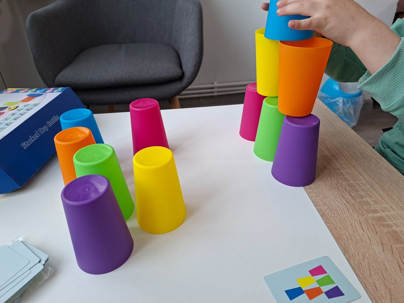 Turn din pahare colorate construit de un copil