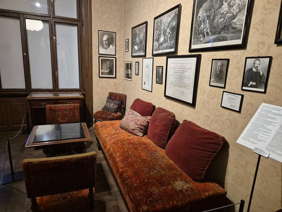 Sala de consultații a lui Sigmund Freud, cu canapeaua și tablourile de pe pereți, la muzeul din Viena