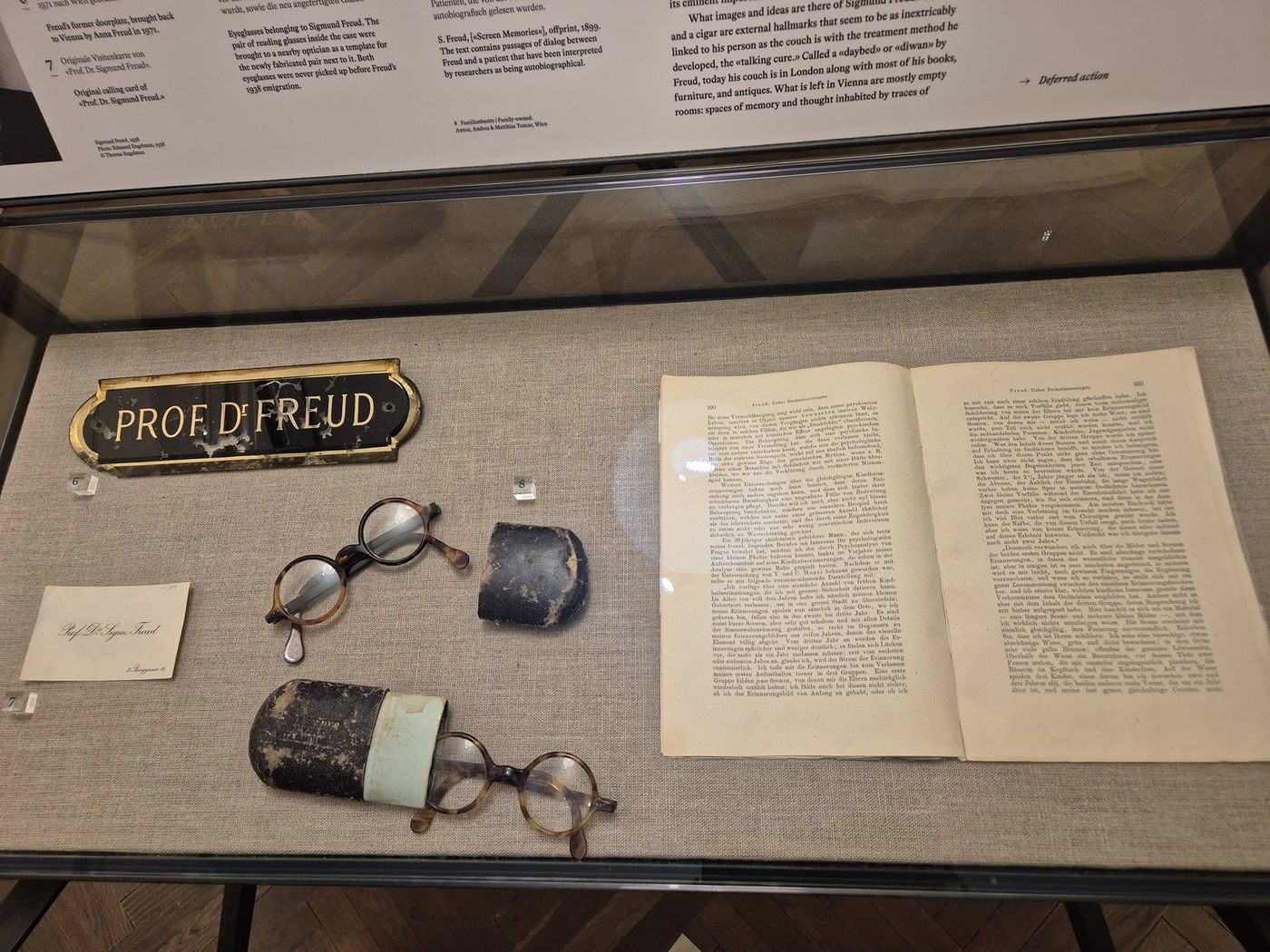Ochelarii și plăcuța Prof. Freud expuse într-o vitrină